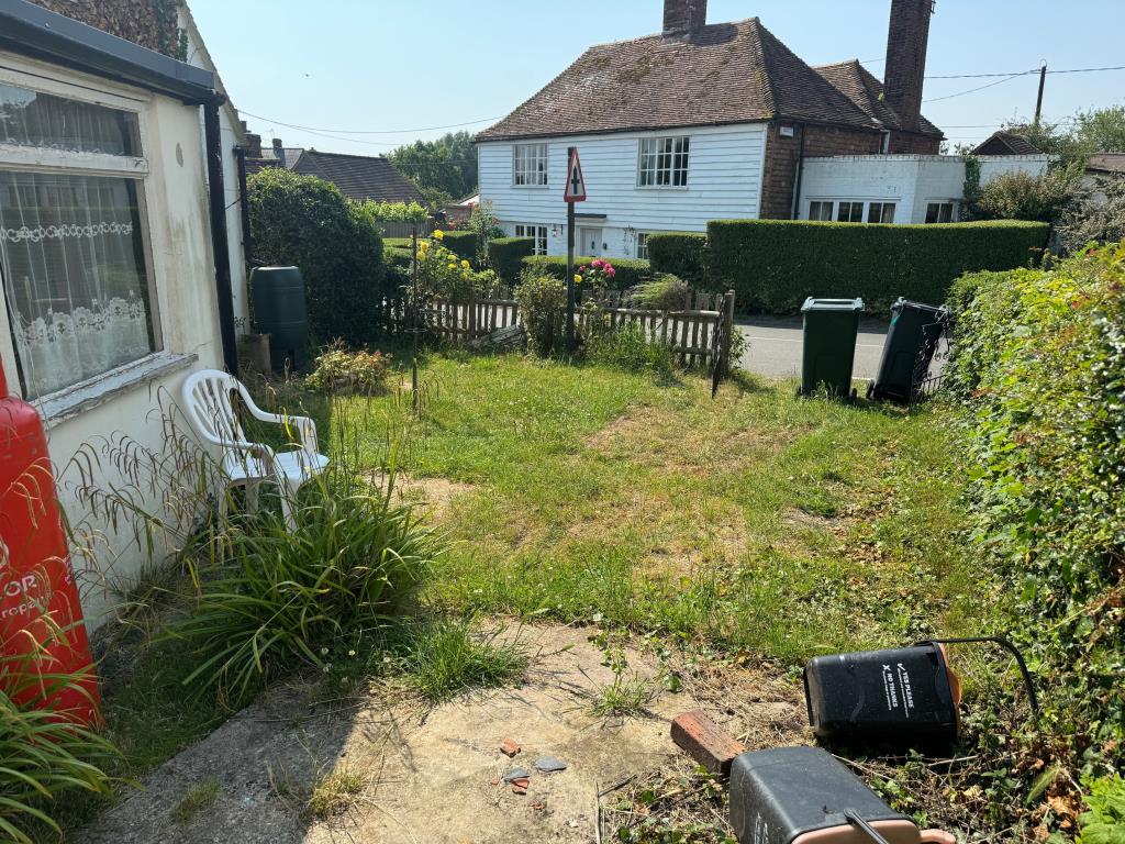 Lot: 106 - PERIOD COTTAGE FOR IMPROVEMENT - Garden & Parking area